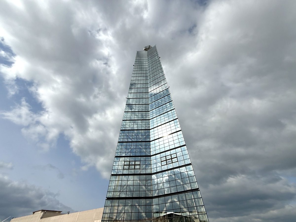 ポートタワーセリオンを真下から見上げたところ