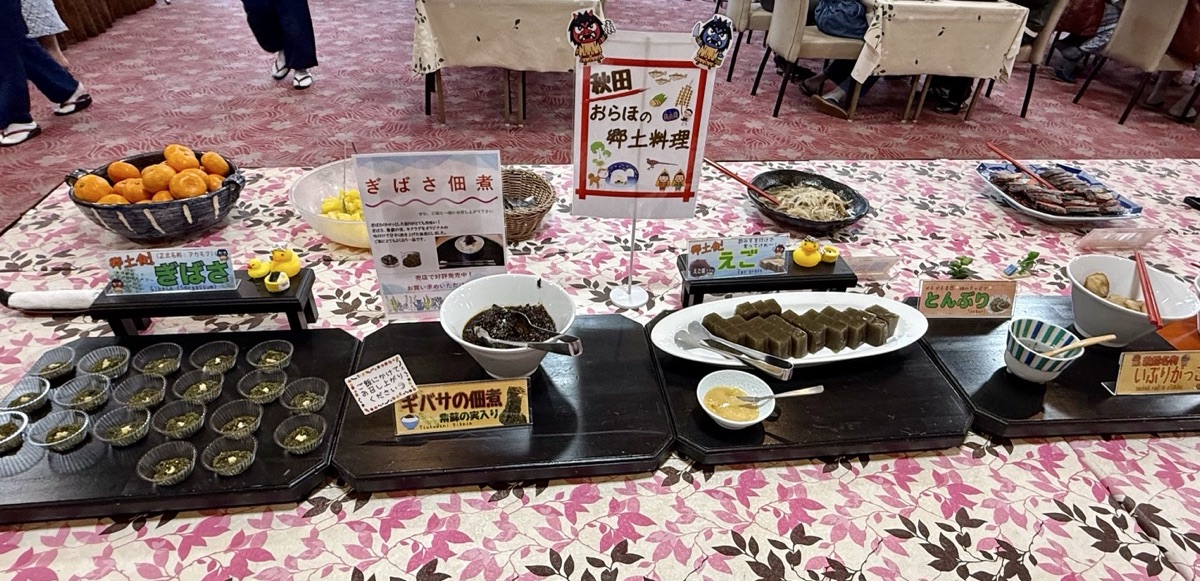 朝食ブッフェに並ぶ秋田の郷土料理