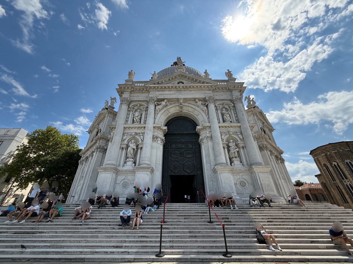 サンタ・マリア・デッラ・サルーテ聖堂の外観