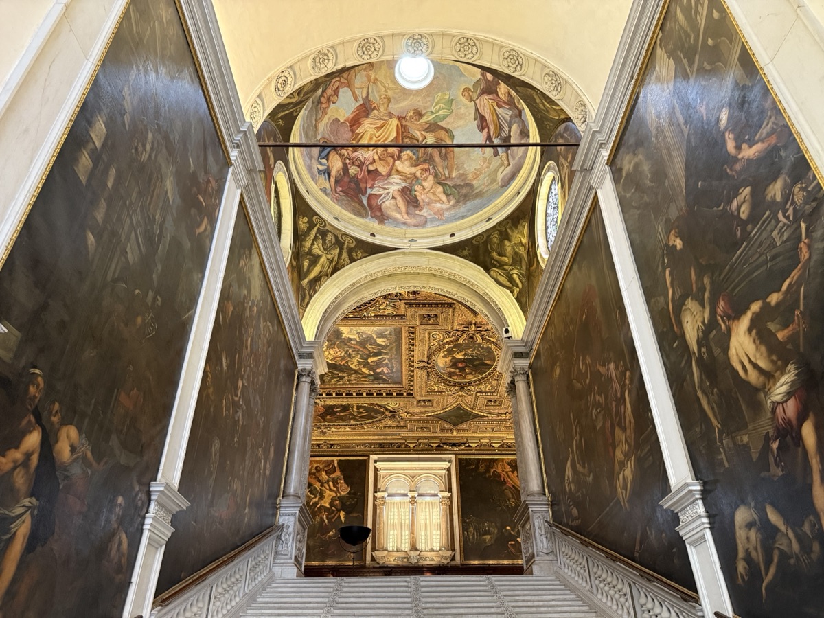 サン・ロッコ同信会館の階段
両側に大きな壁画、上部に天井画がある