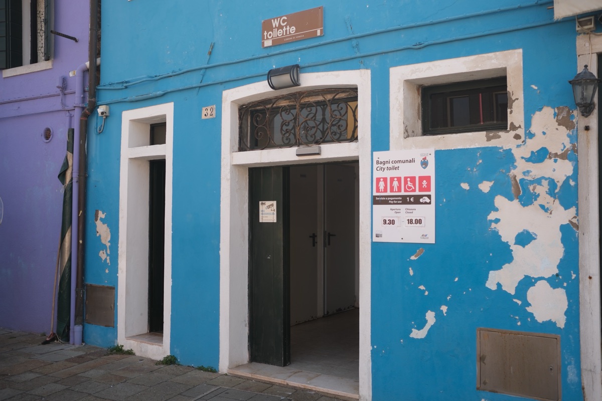 ブラーノ島の有料トイレ