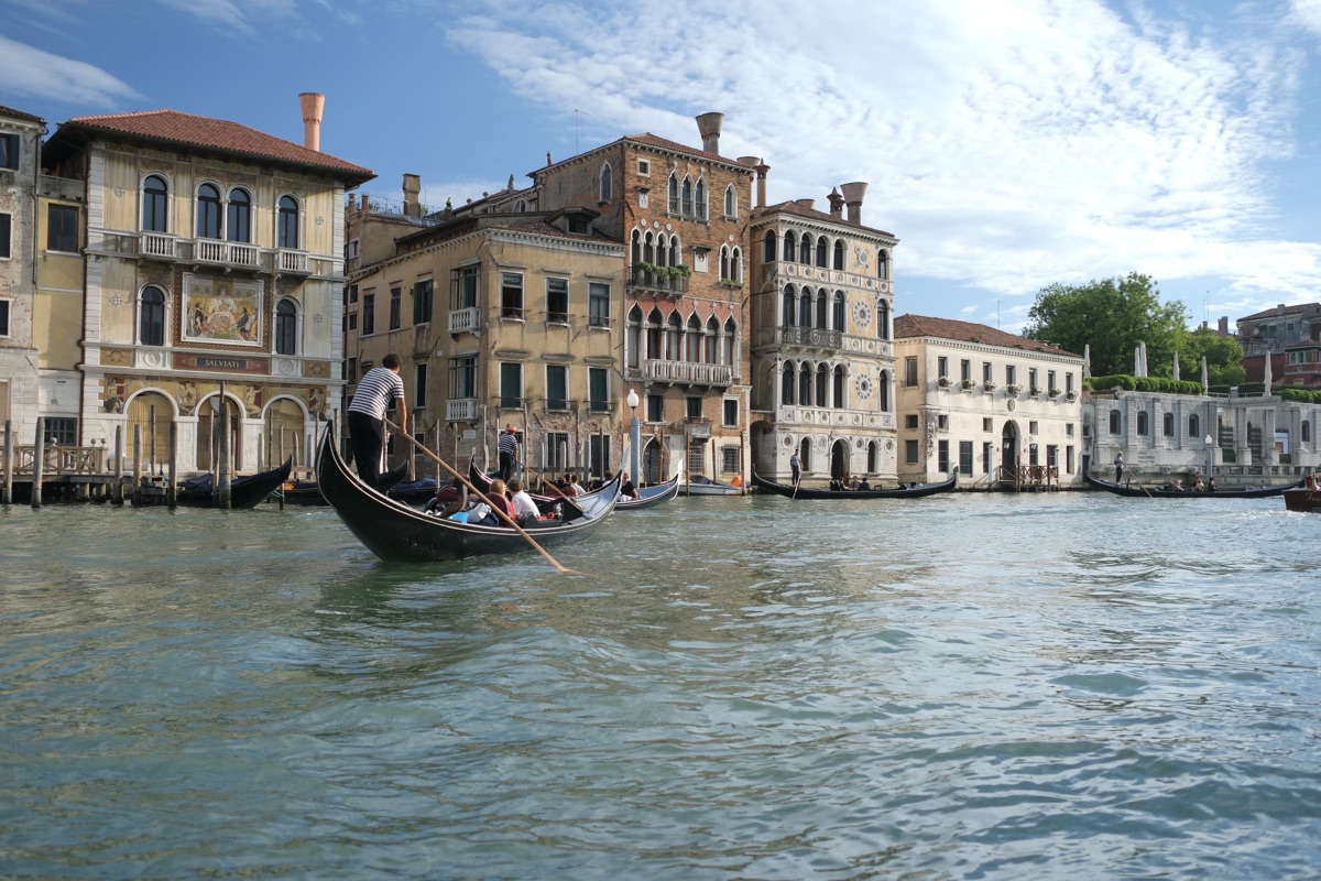 カナル・グランデを進むゴンドラ