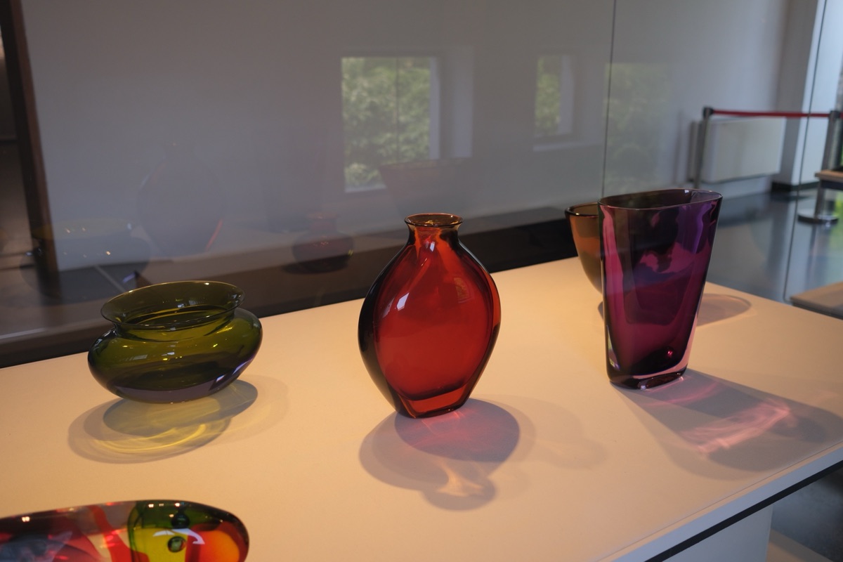 ガラス美術館の展示
緑と赤と紫の花瓶