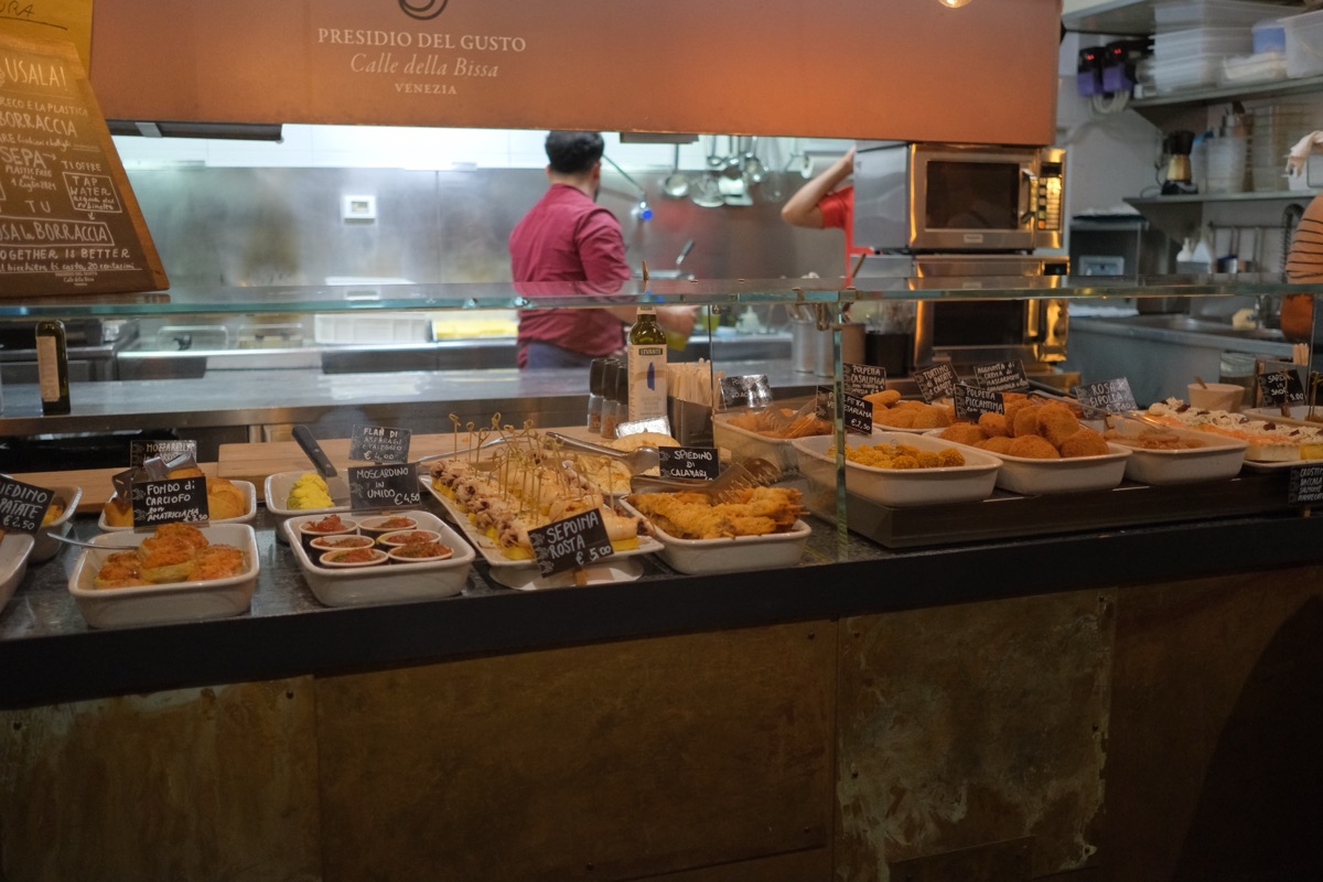 SEPA店内のガラスのショーケース