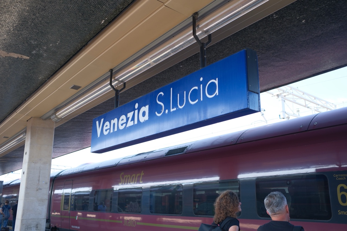 ヴェネツィア・サンタ・ルチーア駅(Stazione di Venezia Santa Lucia)の駅名標