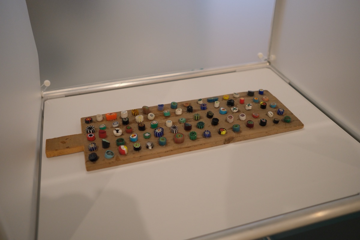 ガラス美術館の展示
金太郎飴の切り口のようなものが並んでいる