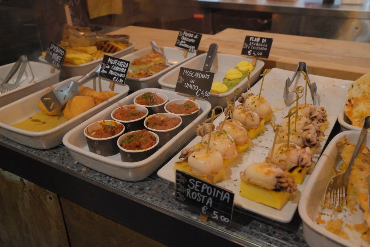 SEPA店内のガラスのショーケース