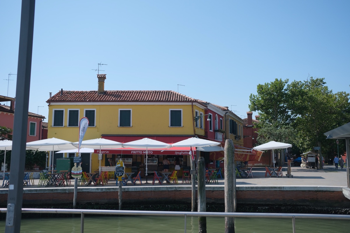 船から見たブラーノ島