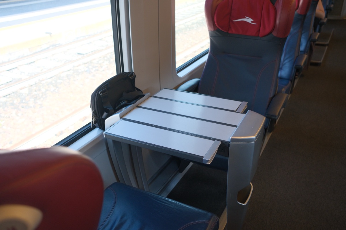 イタロのプリマの向かい合う座席