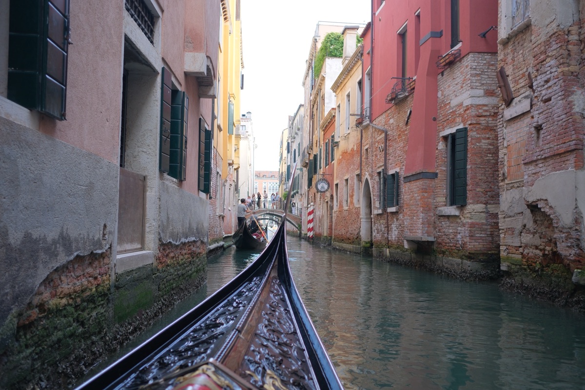 細い運河を進むゴンドラ