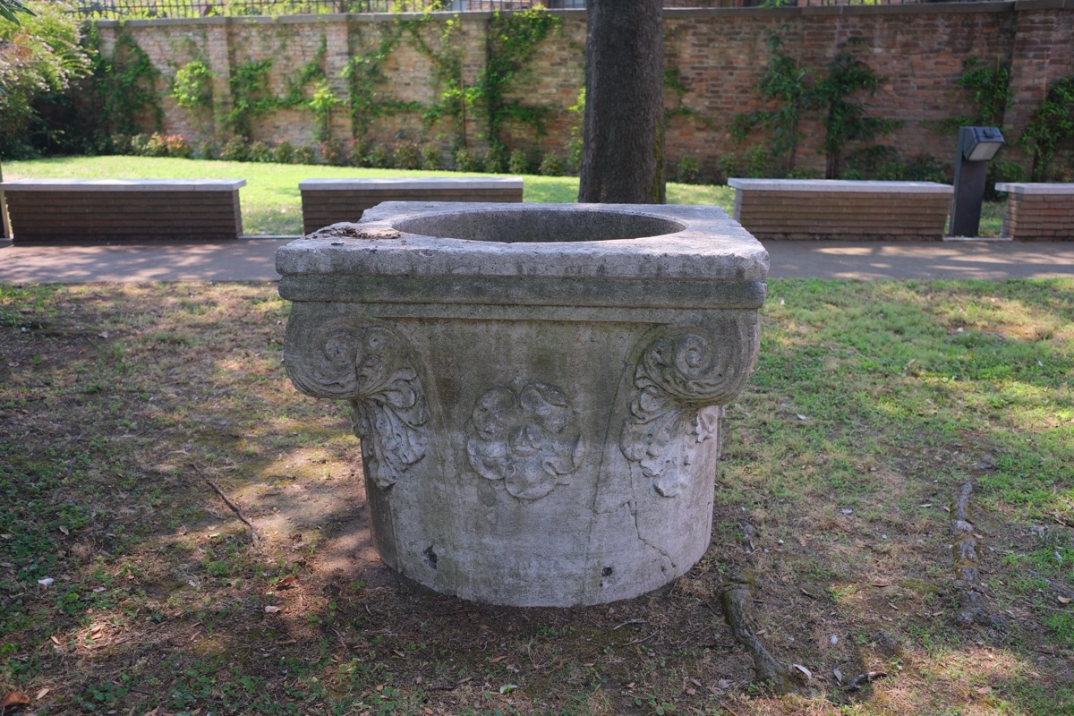 ガラス美術館の中庭にあったチステルナ
コリント式の柱のようになっている