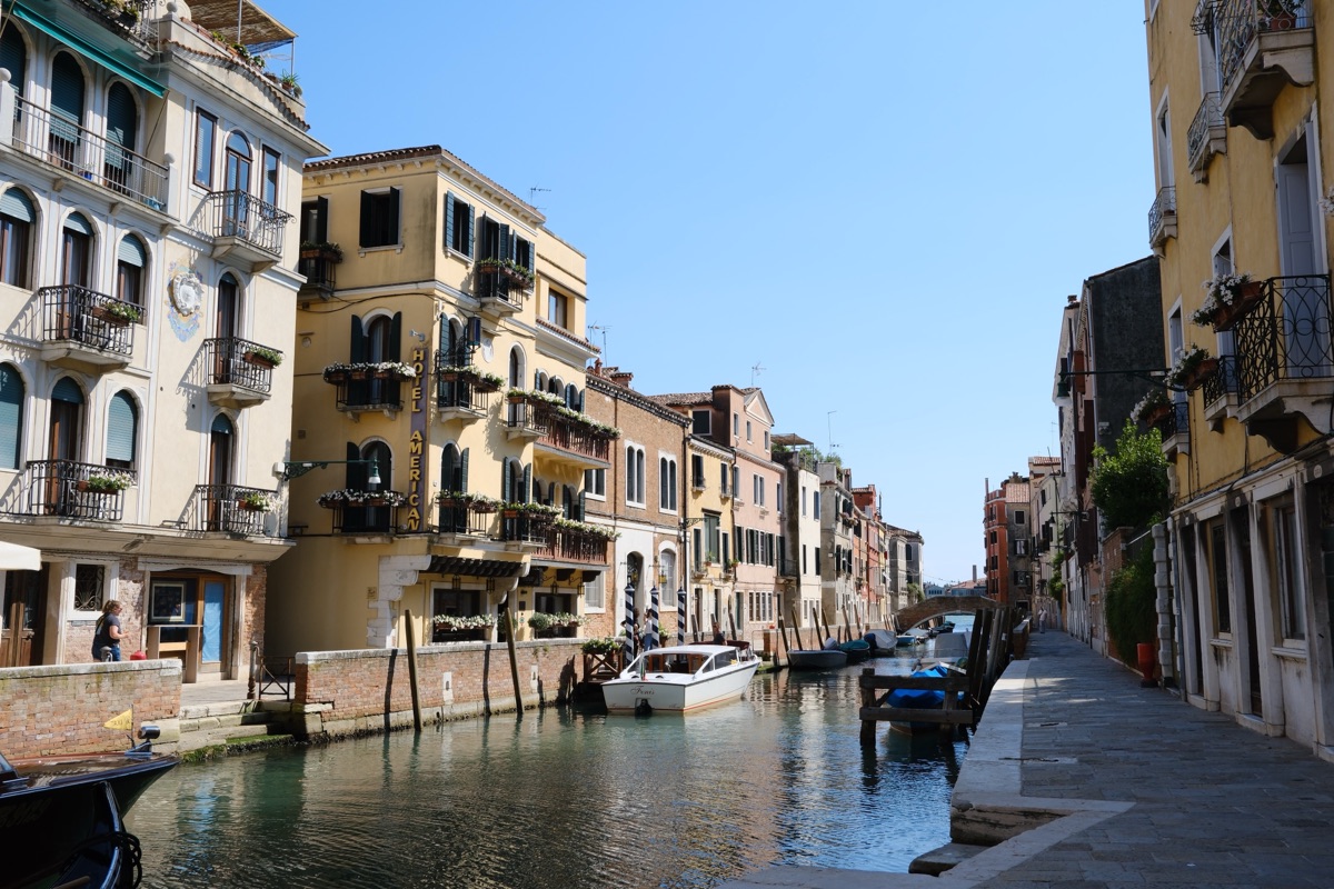 ヴェネツィアの街中にある運河