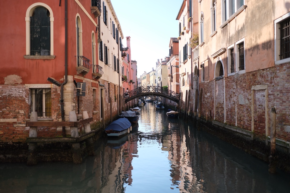 朝の静かなヴェネツィアの運河