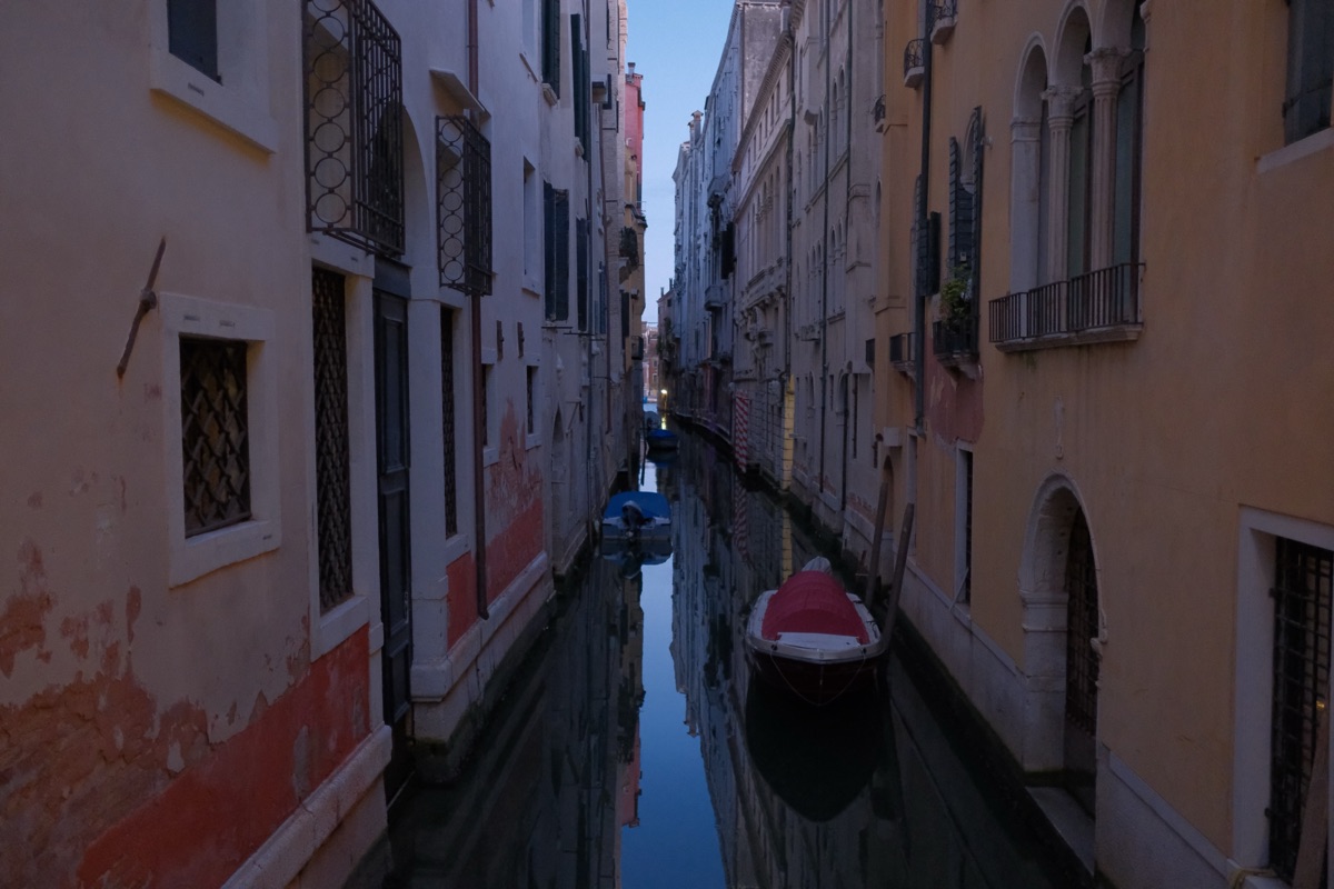 日が暮れかけたヴェネツィアの狭い運河