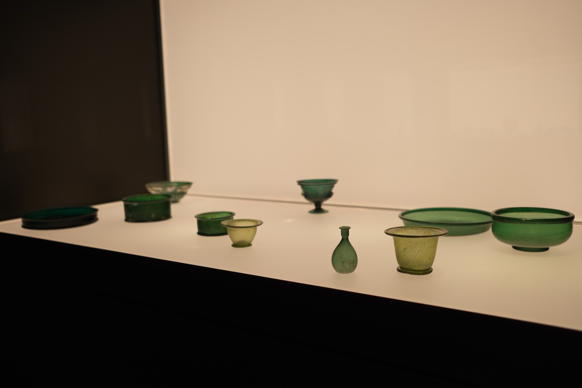 ガラス美術館の展示
緑のガラス食器が10個ほど