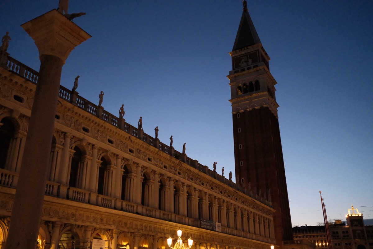 国立考古学博物館と鐘楼