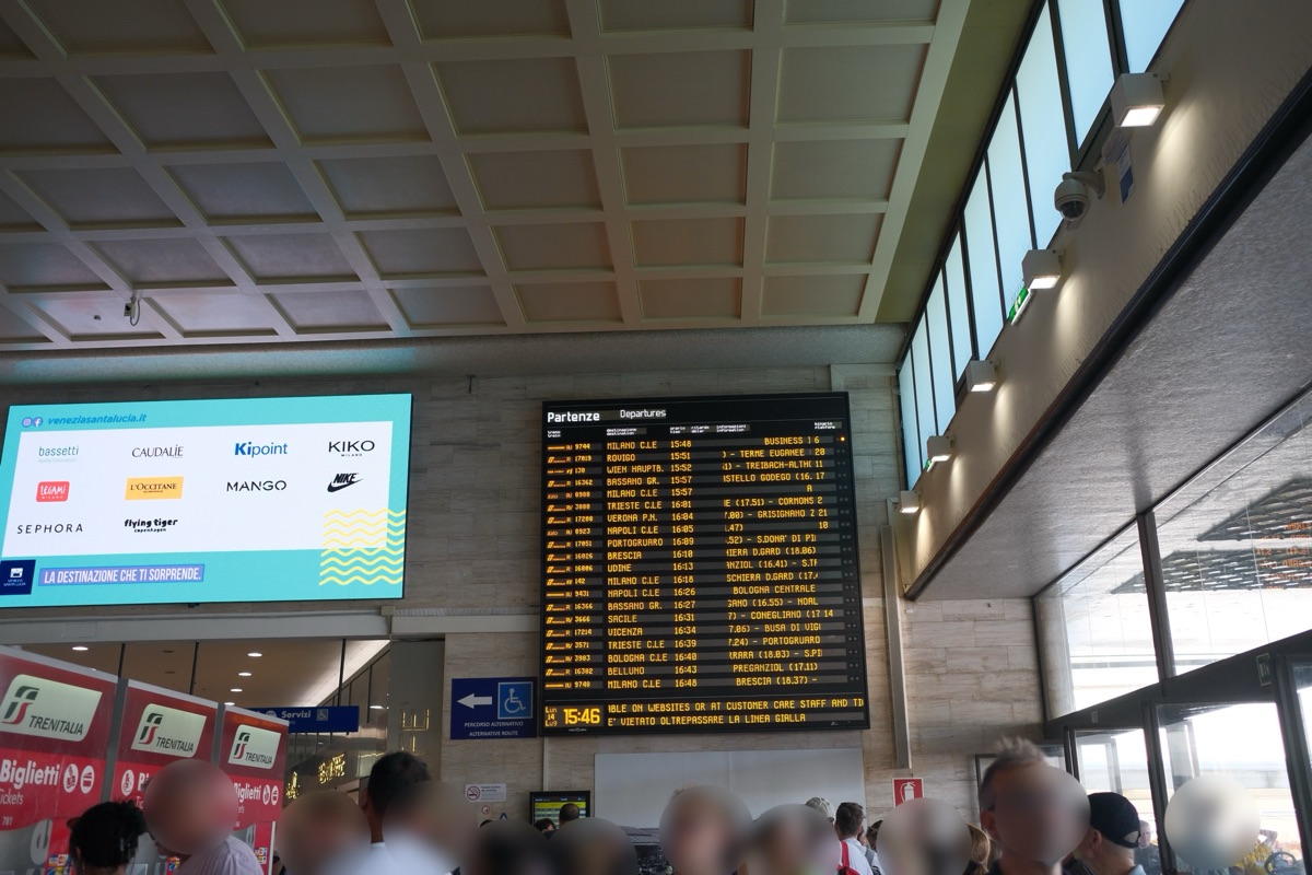 ヴェネツィア・サンタ・ルチーア駅(Stazione di Venezia Santa Lucia)の電光掲示板