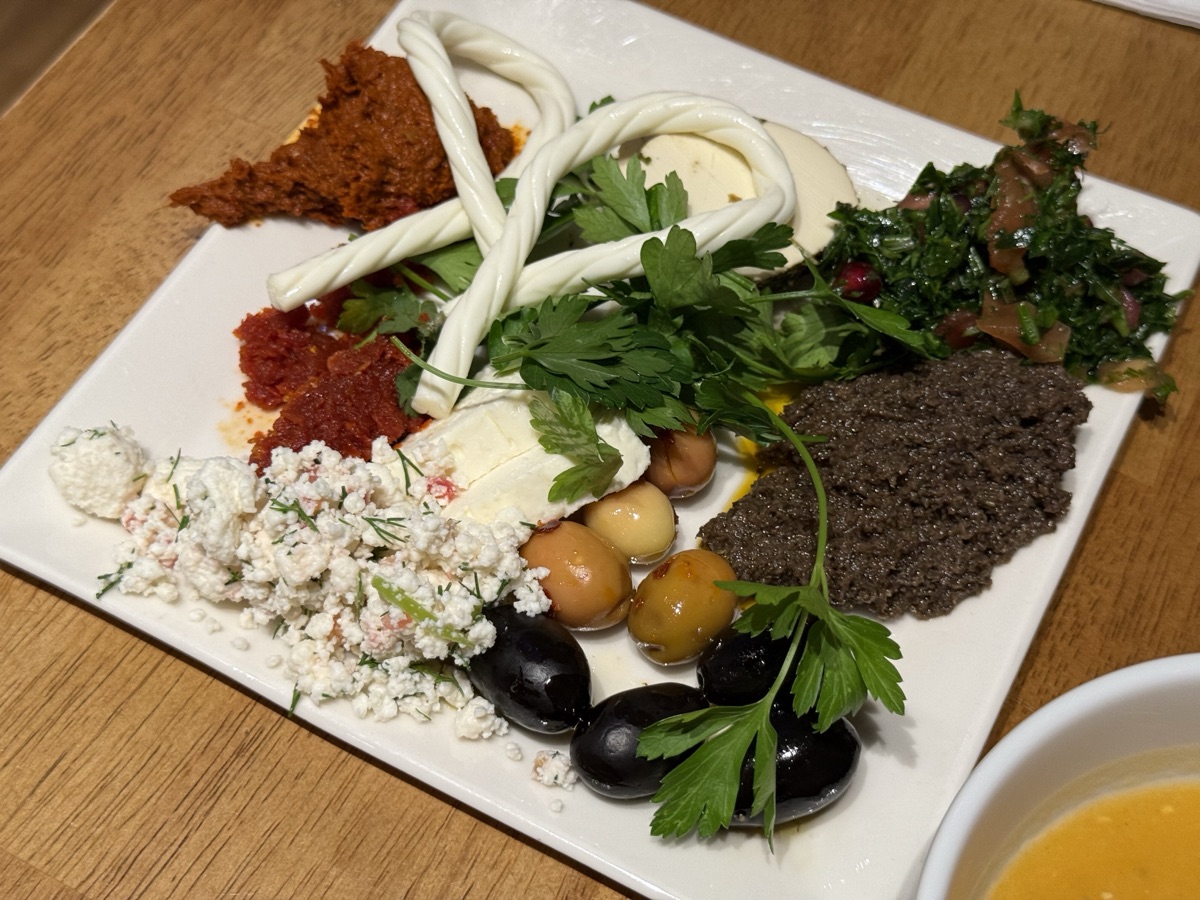 イスタンブール国際空港のターキッシュエアラインのラウンジで、盛り付けた料理