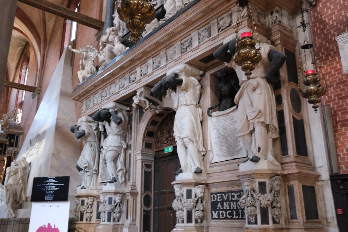 ジョヴァンニ・ペーザロの墓（Monumento a Giovanni Pesaro）