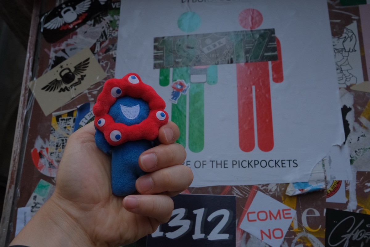 スリ注意喚起シールとミャクミャクシールとミャクミャクの小さなぬいぐるみ