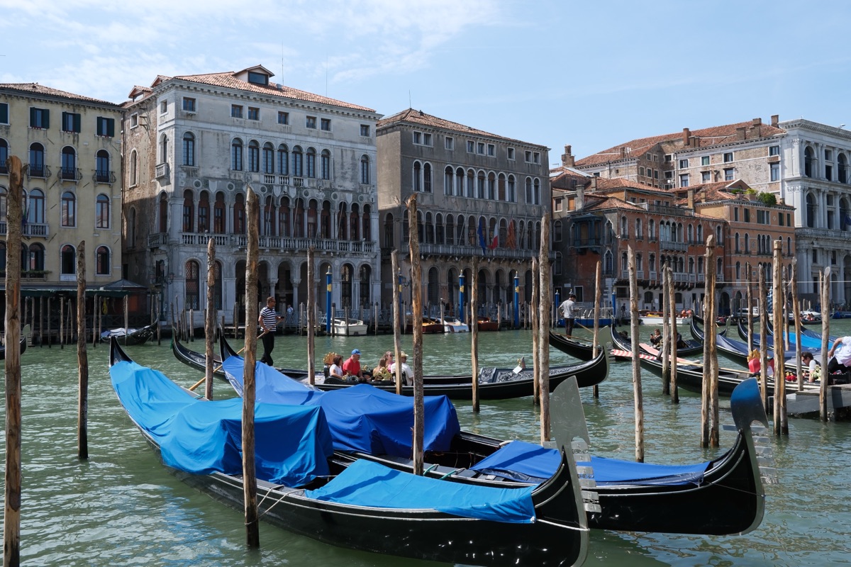 カナル・グランデに停められたゴンドラの様子