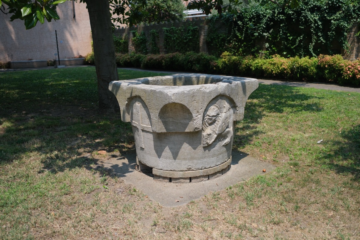 ガラス美術館の中庭にあったチステルナ
有翼のライオンが彫られている