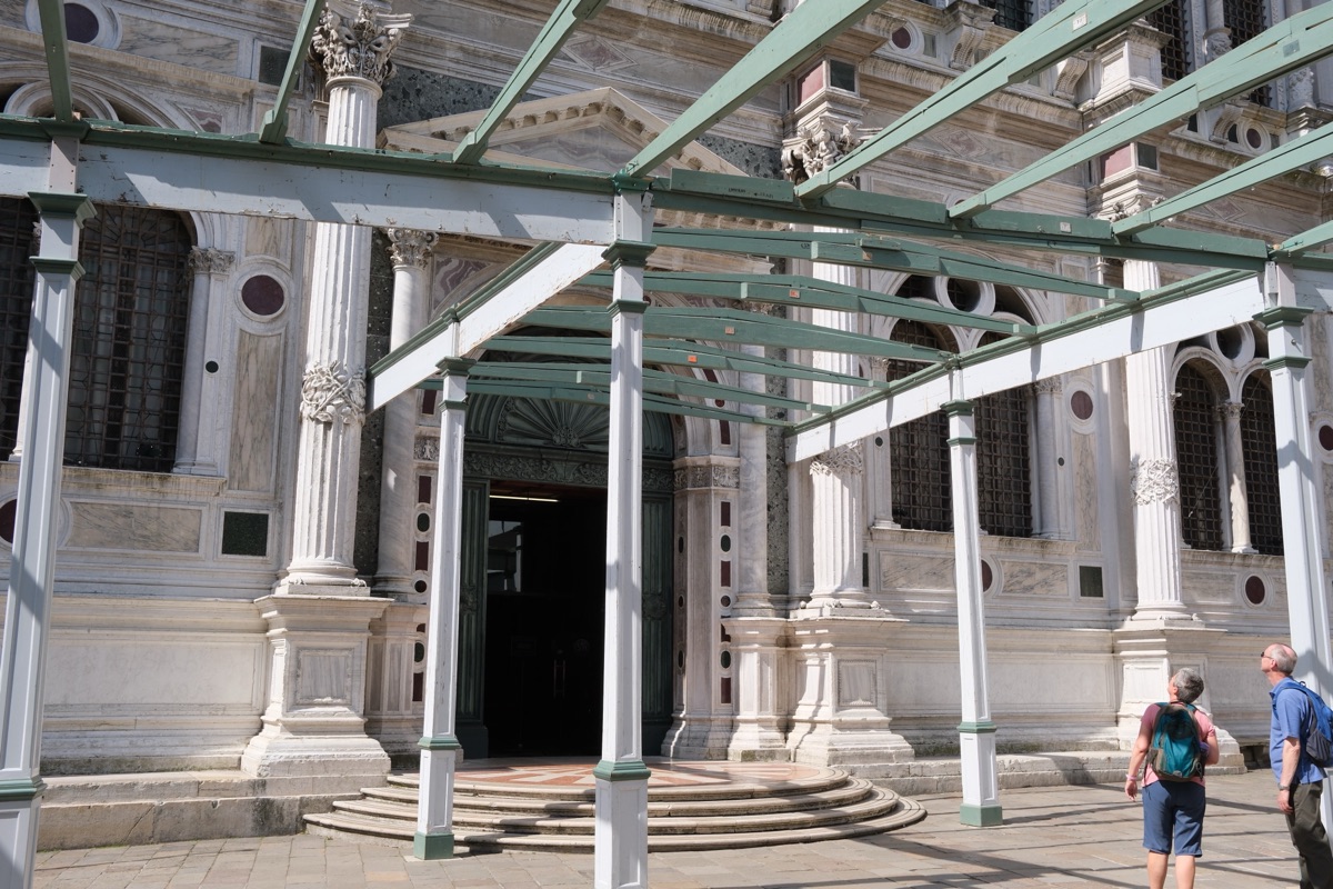 サン・ロッコ同信会館の玄関