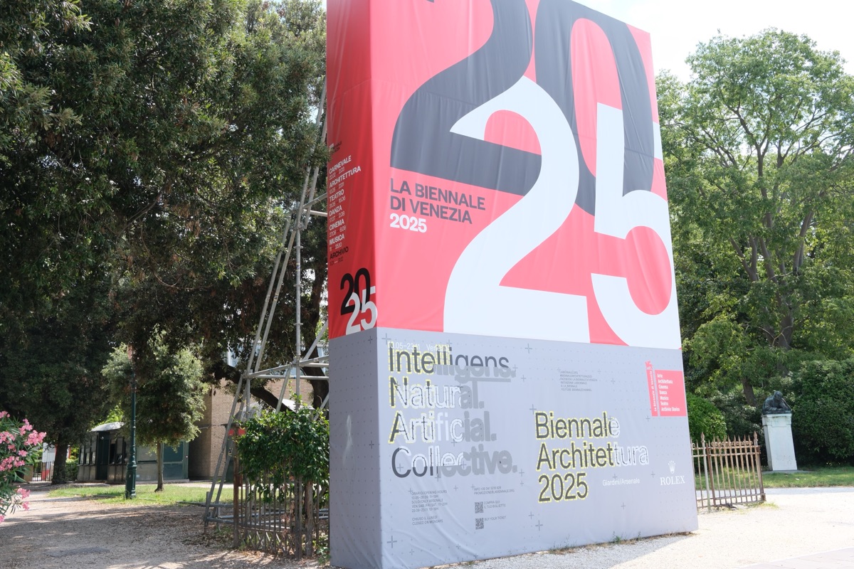 ヴェネツィア・ビエンナーレ国際建築展2025の看板