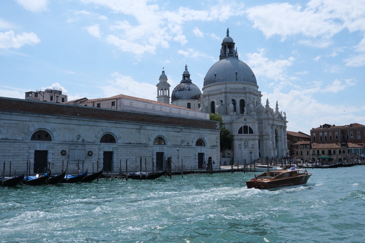 ヴァポレットから眺めるプンタ・デラ・ドガーナとサンタ・マリア・デッラ・サルーテ聖堂の外観