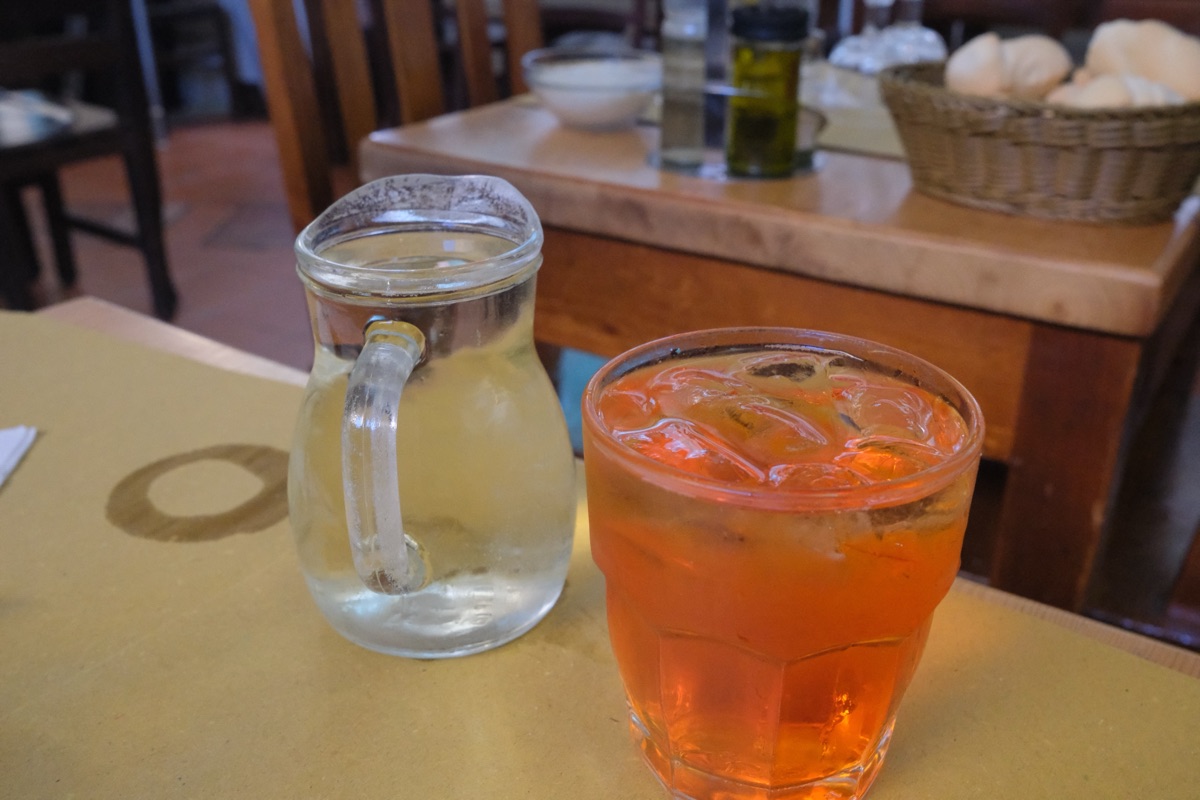 白ワインのデカンタとアペロール