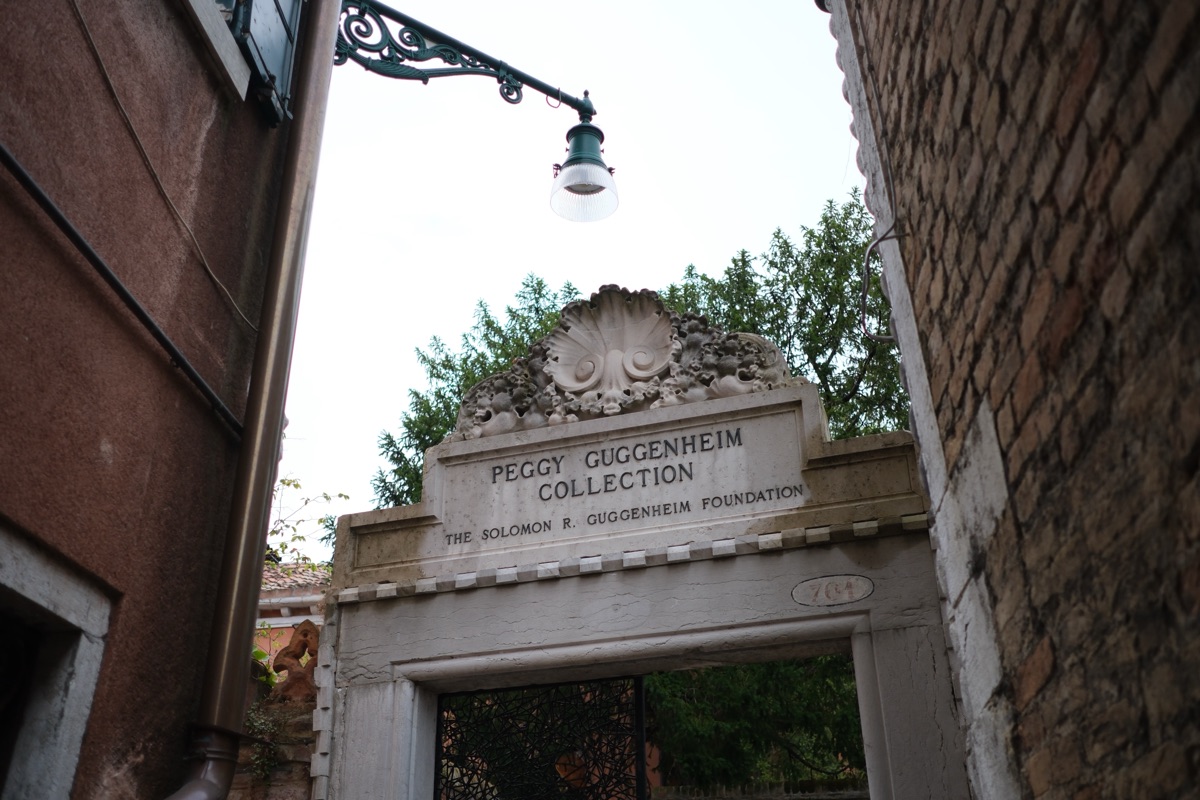 宮殿への門（Entrance Gates to the Palazzo）