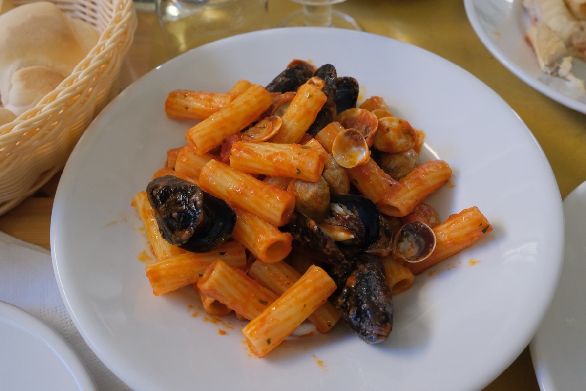 アサリとムール貝のソースのマッケローニ（マッケローニ・アッレ・コッツェ・エ・ヴォンゴレ／Maccheroni alle cozze e vongole）