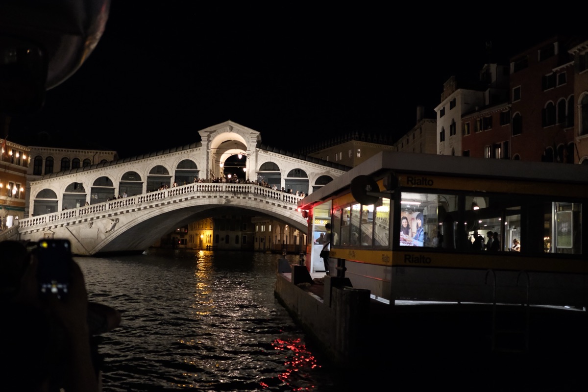 夜のリアルト橋