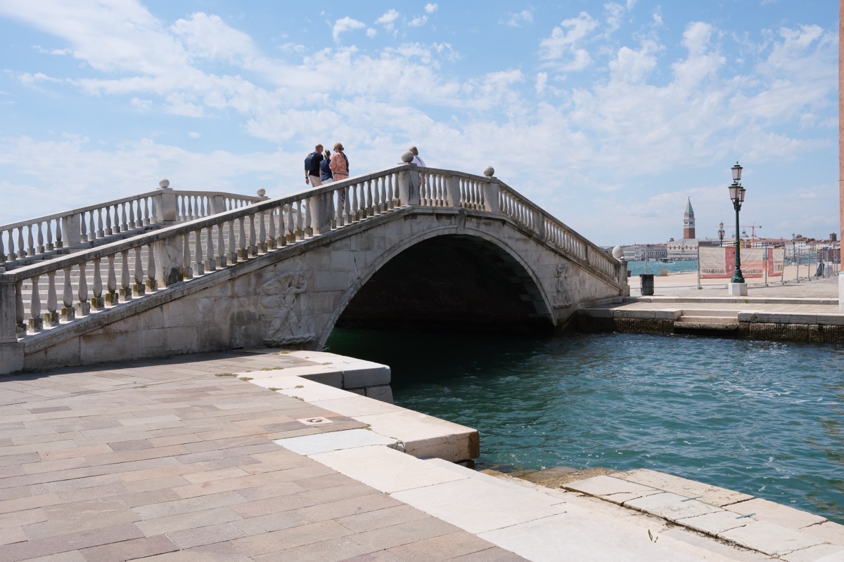 ジャルディーニの船着場からすぐのところで見た橋