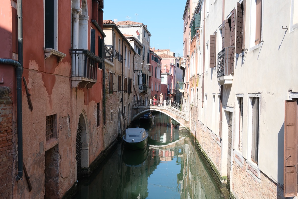 ヴェネツィアの路地の細い川