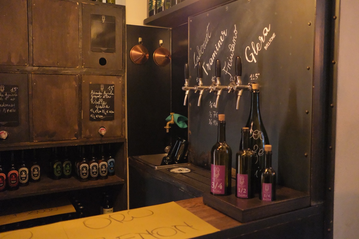 瓶にワインを詰めるカウンター