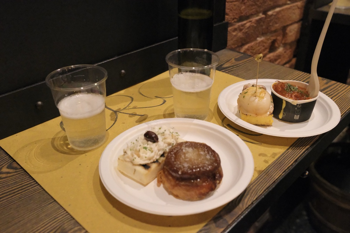 SEPAのテーブルにワインと料理が並んでいる様子