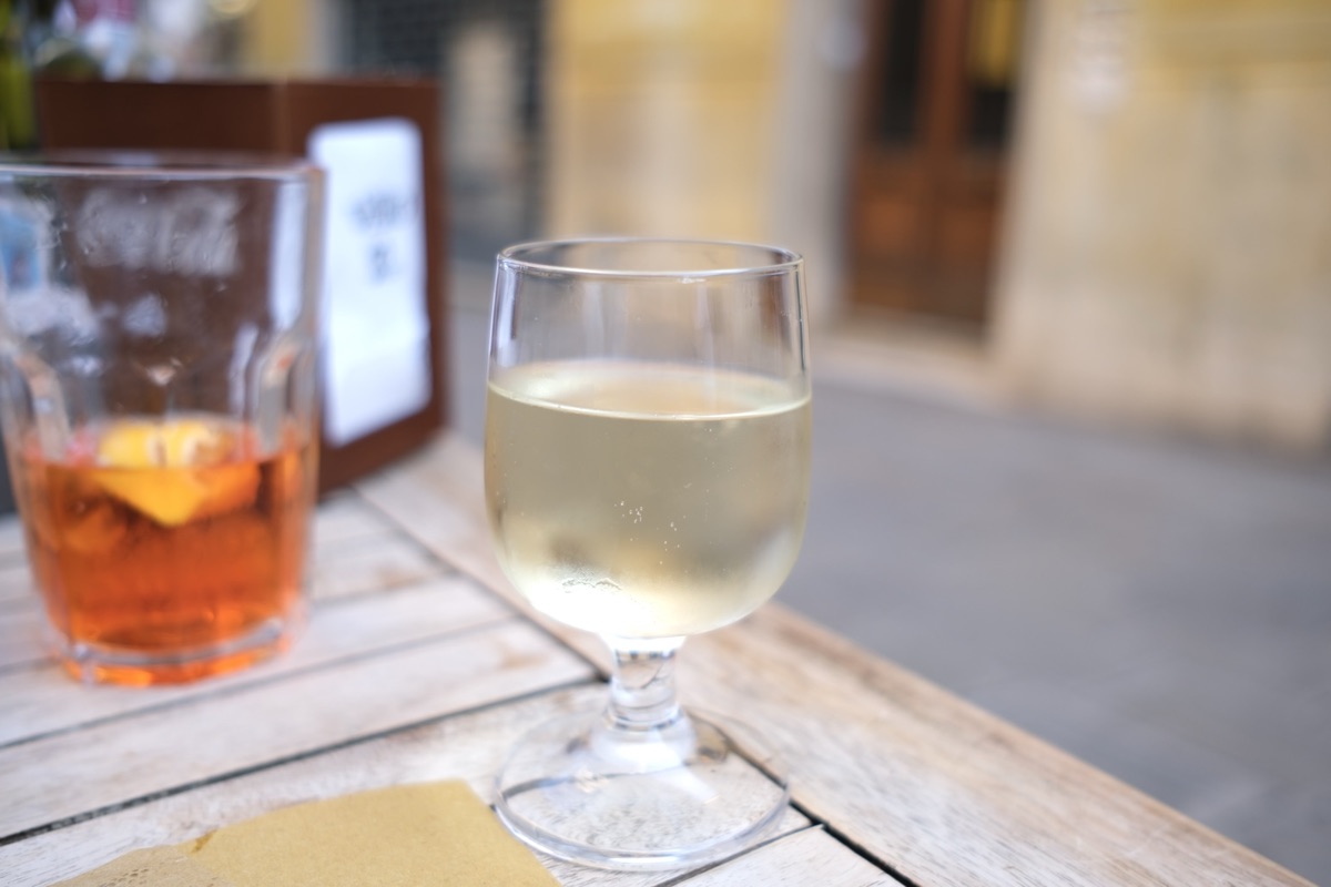 背の低い白ワインのグラス