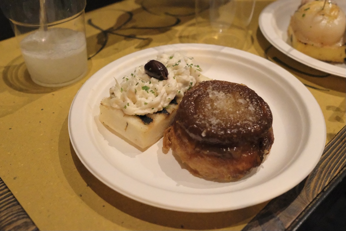 干し鱈のクリームをのせたポレンタ(バッカラ・マンテカート・コン・ポレンタ・アッラ・グリーリア/Baccalà mantecato con polenta alla griglia)
タマネギのバラ仕立て(ローザ・ディ・チポッラ/Rosa di cipolla)