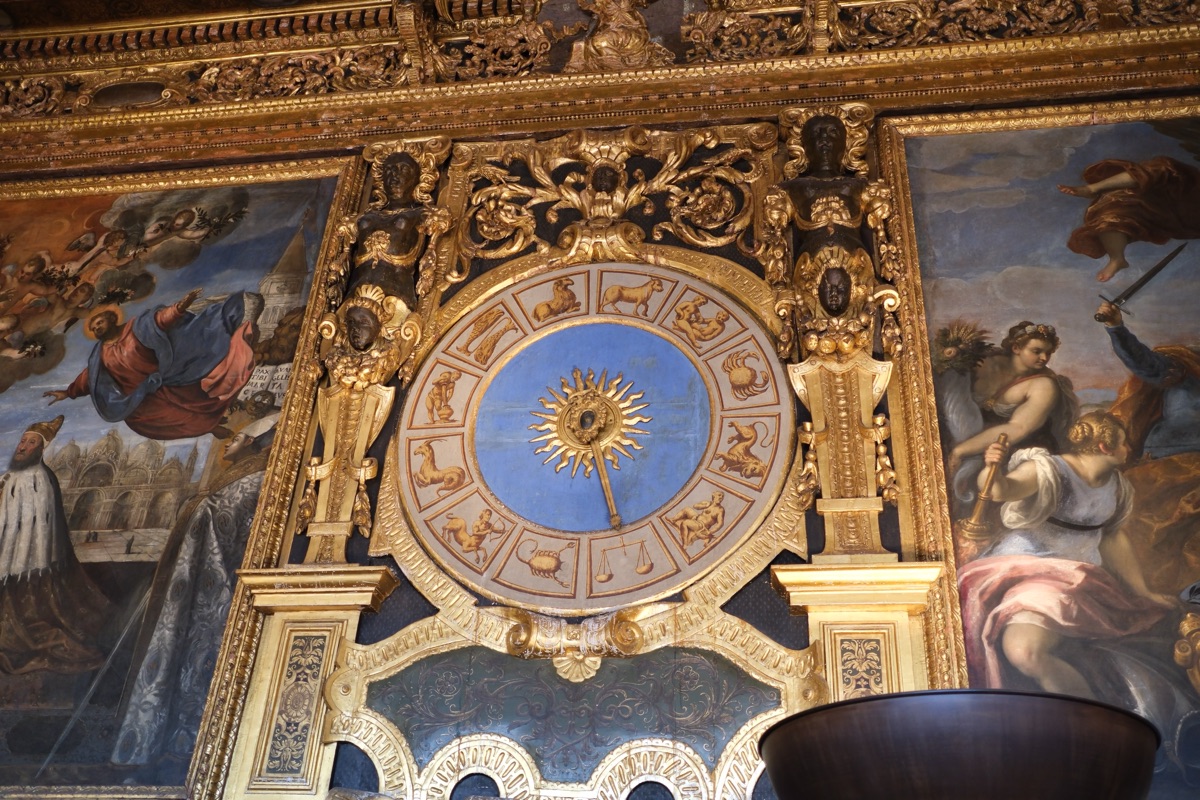 元老院の間の時計