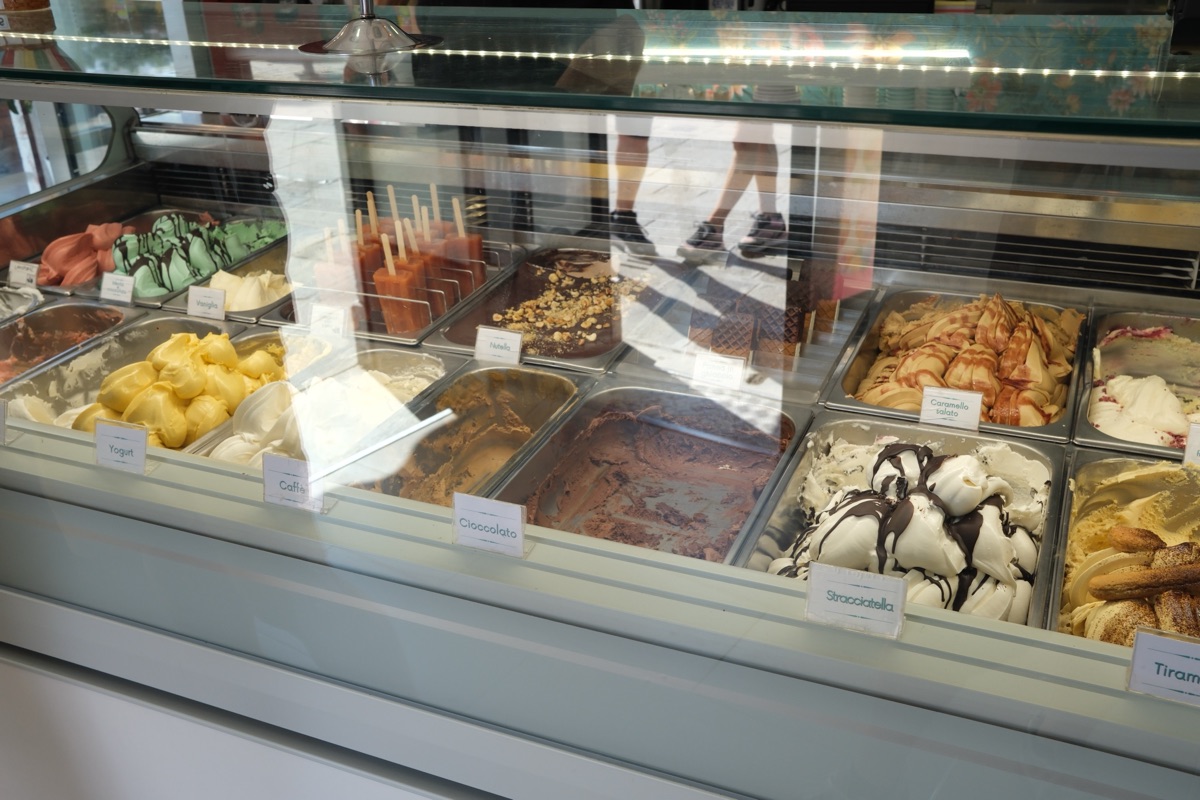 ジェラテリア・ロ・スクエロ（Gelateria lo Squero）の店内のジェラート
