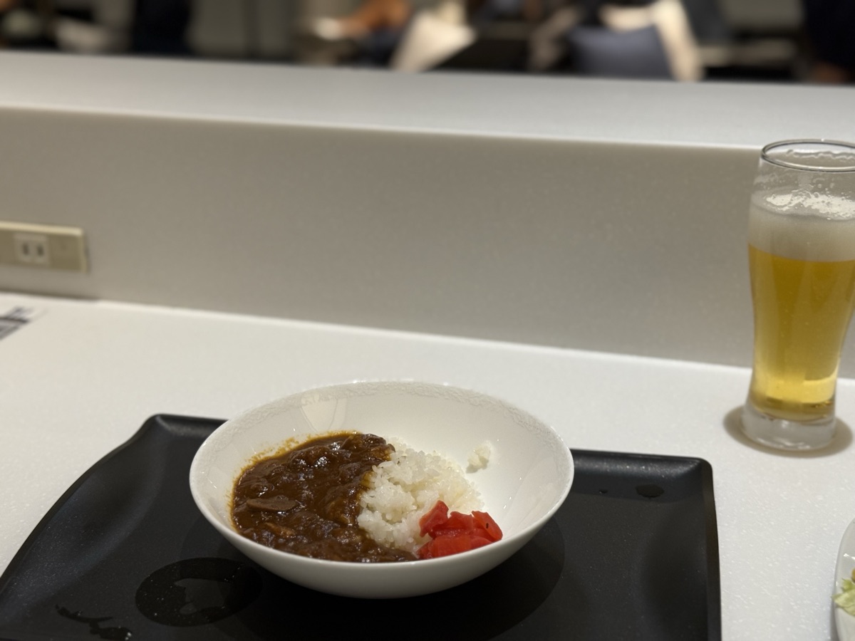 羽田空港ANAラウンジのカレーとビール