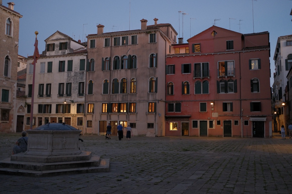 建物に灯りが灯ったヴェネツィアの広場