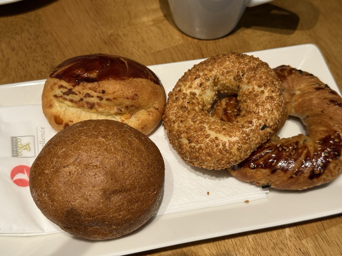 イスタンブール国際空港のターキッシュエアラインのラウンジで、食べることができたパン系の食べ物