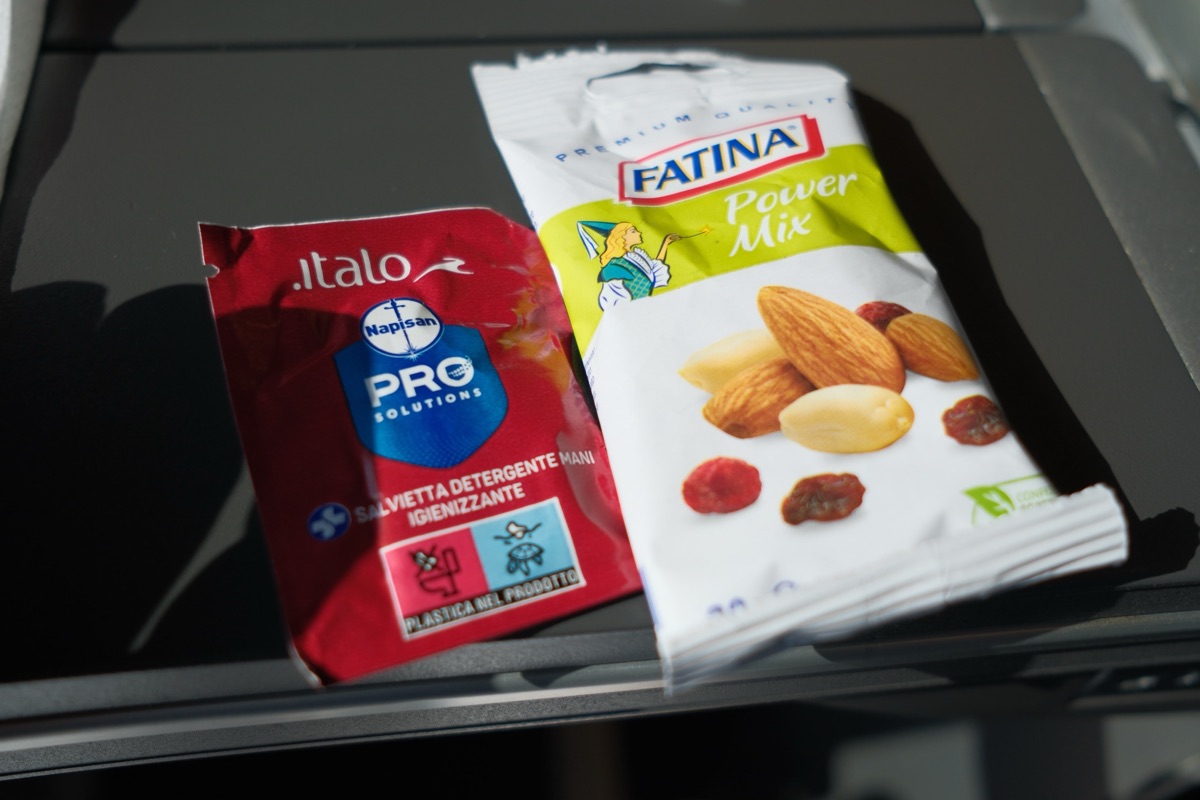 イタロのプリマで配られたお手拭きとナッツ