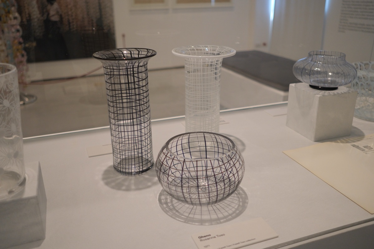 ガラス美術館の展示
透明のガラスに黒い線、白い線が入っている