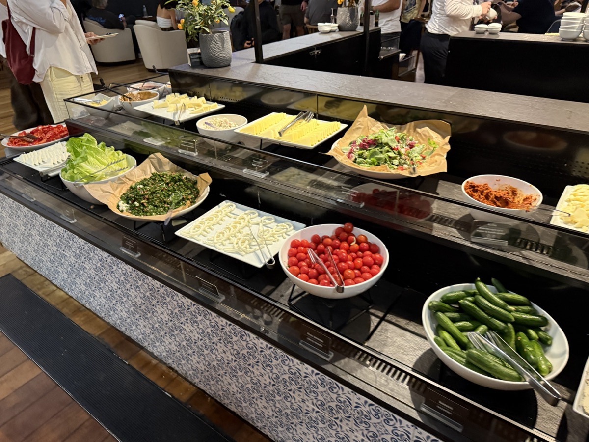 イスタンブール国際空港のターキッシュエアラインのラウンジで、ブッフェ形式で料理が並べられている