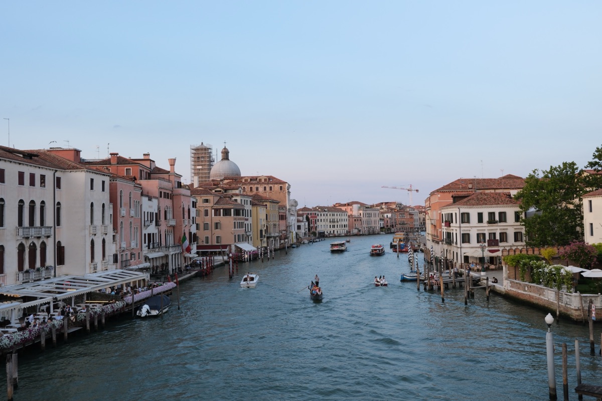 夏のまだ明るい20時半のヴェネツィアの景色