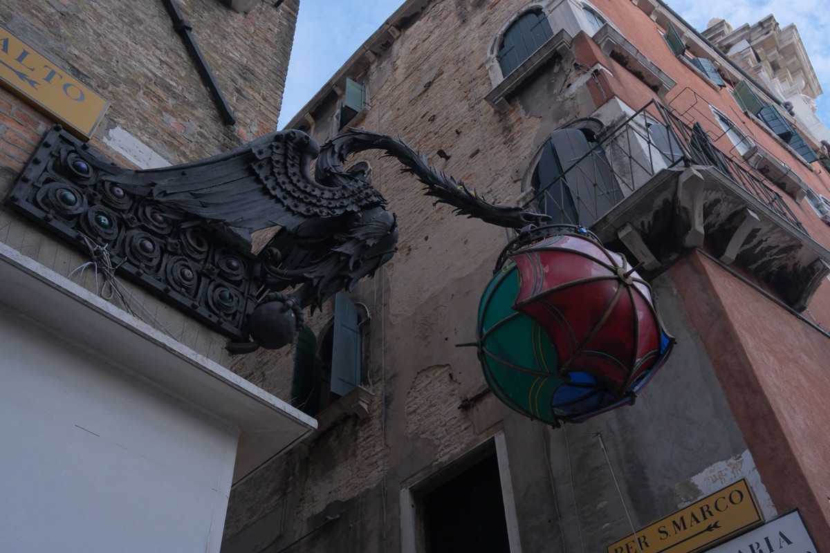 街角でなんかすごい照明
鳥が照明を持っている