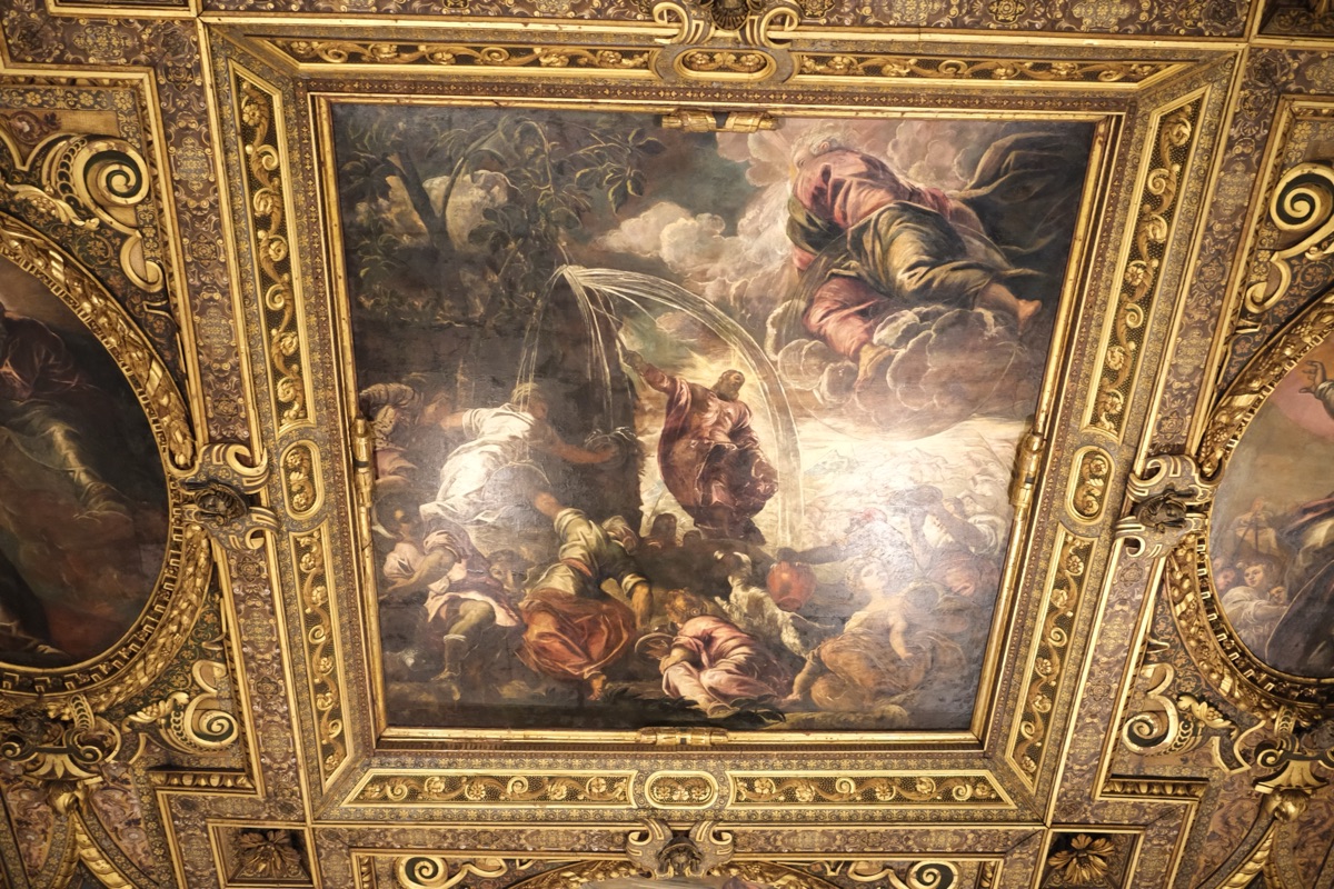 岩から水を湧き出させるモーセ